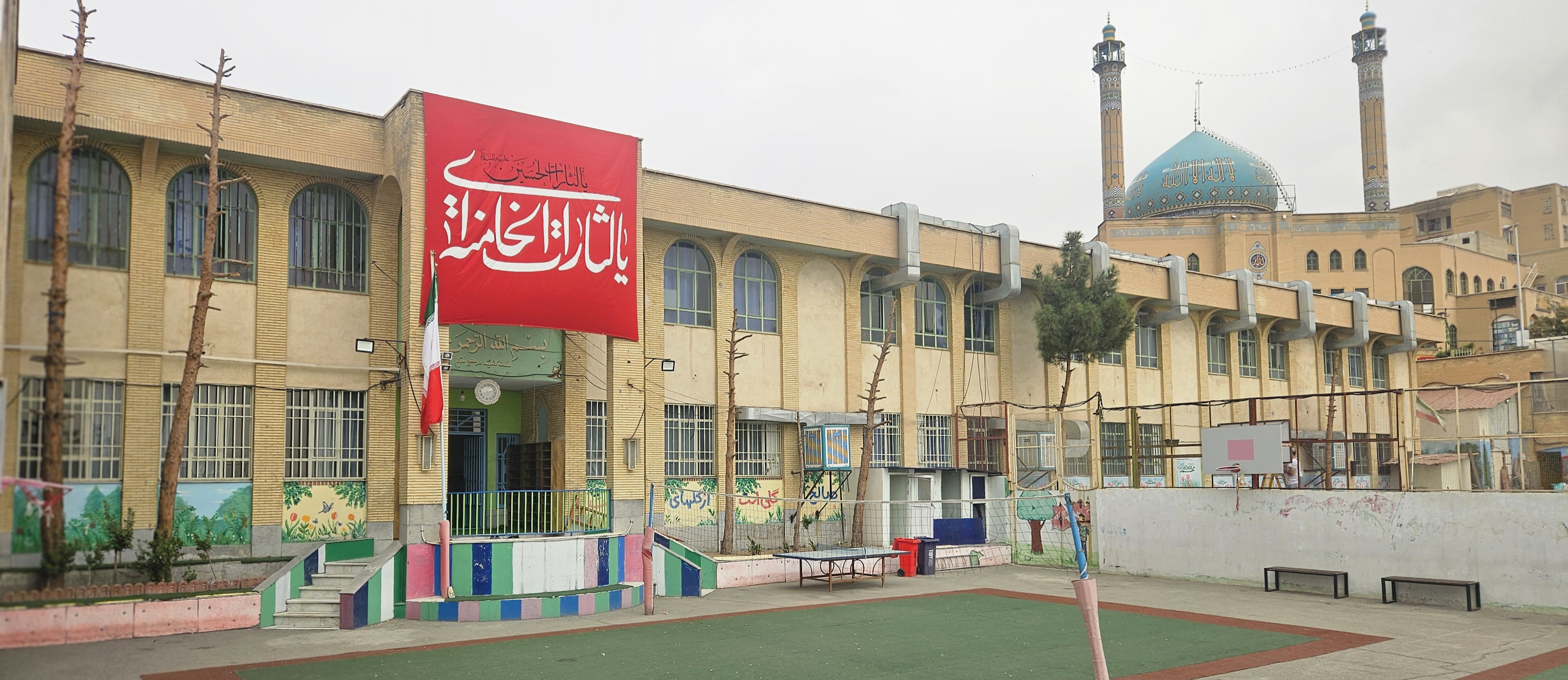 دانش‌آموزان دبیرستان یاران خمینی (ره) با لباس فرم قرمز مدرسه